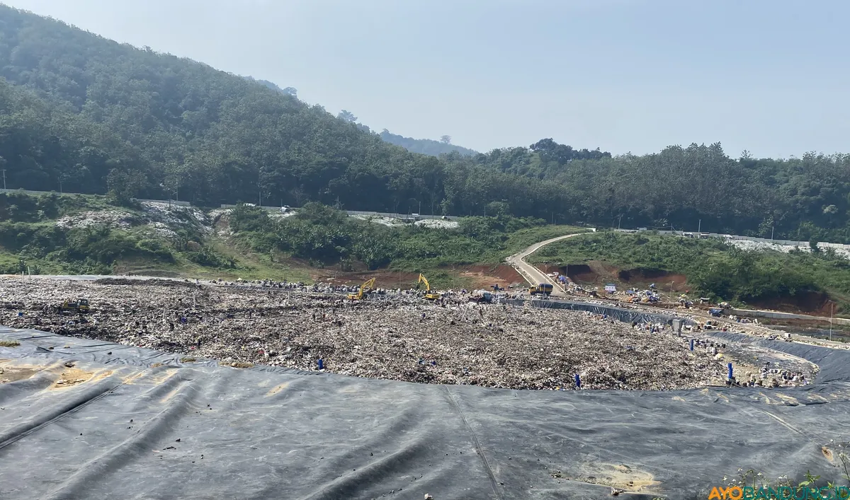 Gunungan sampah memenuhi TPA Sarimukti di Kabupaten Bandung Barat yang kini kian mendekati kapasitas maksimal. (Sumber: ayobandung.id | Foto: Gilang Restu Sauqi)