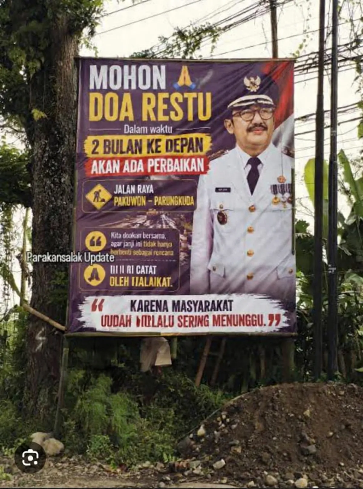 Spanduk yang dibuat oleh warga sebagai pengingat terhadap janji bupati. (Sumber: Google)