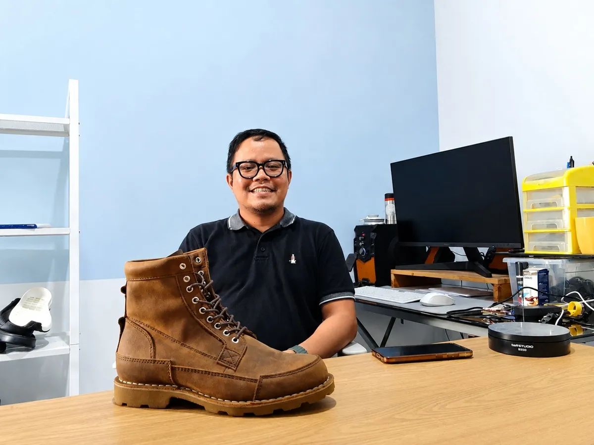 Mochamad Indra Yusuf Wahyudin, pemilik Koku Footwear (produsen sepatu kulit) di Taman Cibaduyut Indah, Kecamatan Dayeuhkolot, Kabupaten Bandung, (26/5/2026). (Sumber: Ayobandung.id | Foto: Aris Abdulsalam)