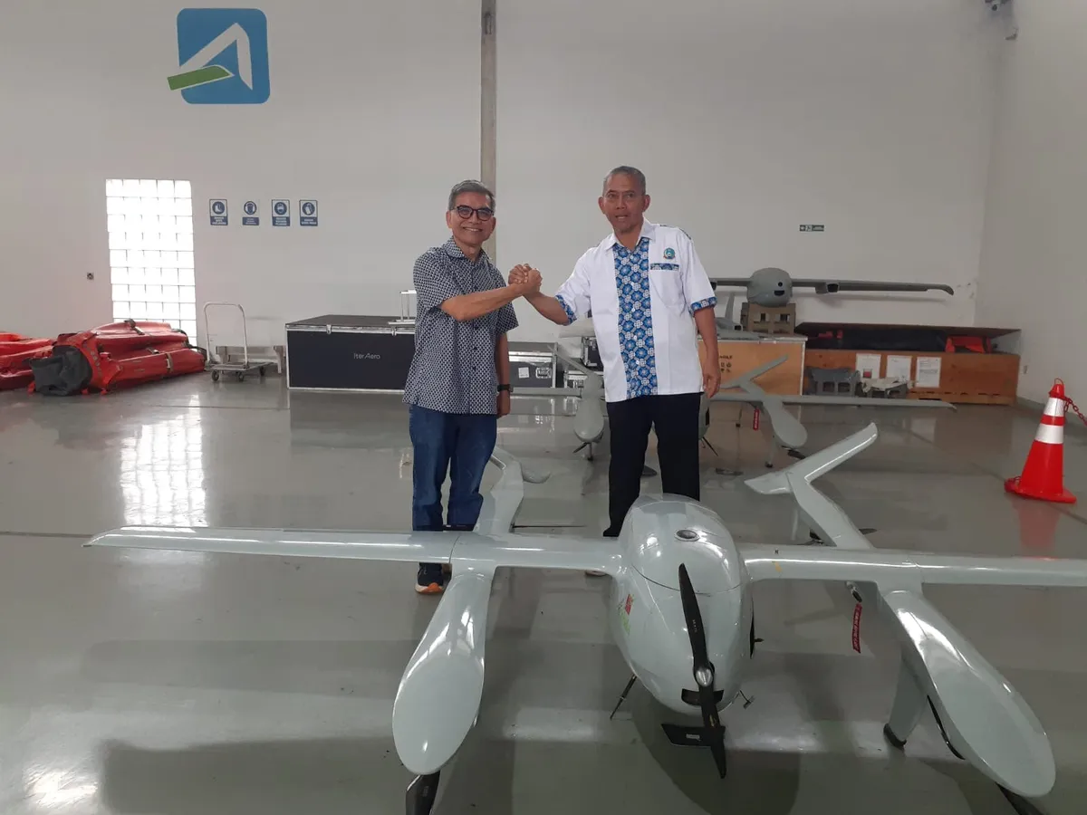 CEO Iter Aero Hisar Pasaribu (kiri) di hanggar drone saat melakukan kerja sama dengan pengurus KSPSI (Sumber: dokpri | Foto: Totok Siswantara)