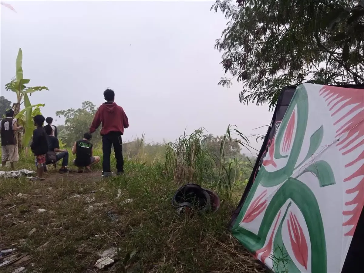 Menghabiskan Akhir Pekan Sambil Adu Ketajaman Gelasan Layangan (Sumber: Ayobandung.com | Foto: Mildan Abdalloh)