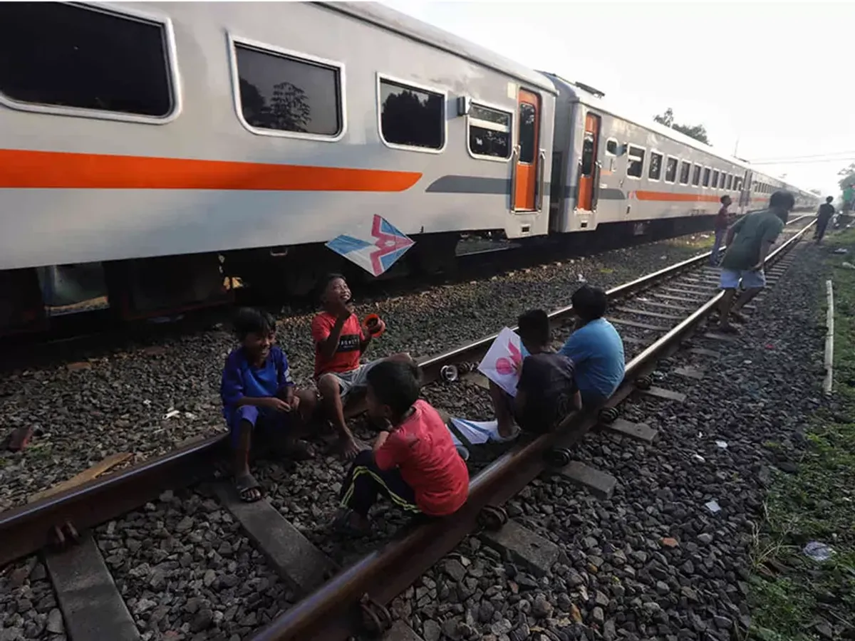 Ngabuburit sambil bermain layangan di atas rel kereta api Jalan Laswi (Sumber: Ayobandung.com | Foto: Irfan Al-Faritsi)