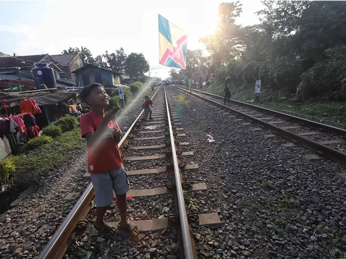 Asyiknya bermain layangan di atas rel kereta api Jalan Laswi (Sumber: Ayobandung.com | Foto: Irfan Al-Faritsi)