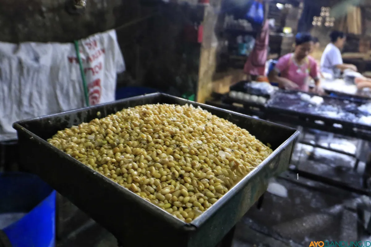 Kenaikan harga kedelai impor menambah beban biaya produksi perajin tahu dan tempe di Bandung. (Sumber: ayobandung.id | Foto: Irfan Al Faritsi)