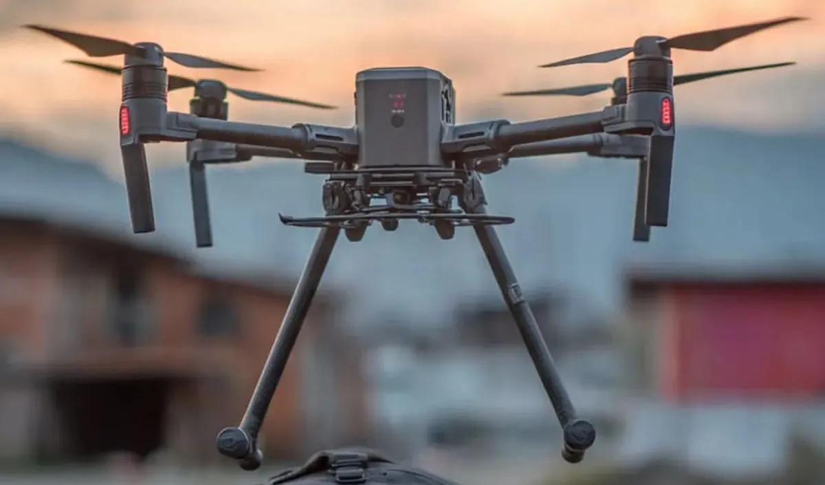 Ilustrasi drone untuk menanggulangi bencana gempa bumi. (Sumber: Meta AI | Foto: Totok Siswantara)