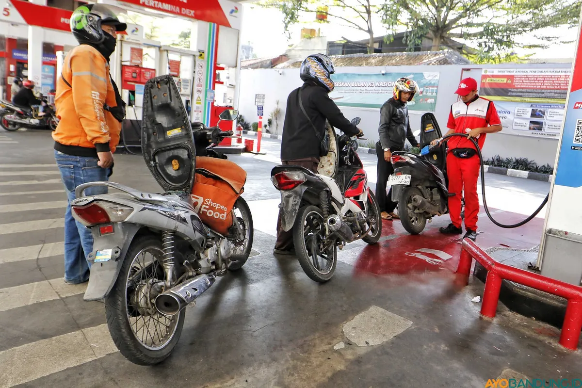 Pengemudi ojek daring sangat merasakan kenaikan harga Pertamax. (Sumber: ayobandung.id | Foto: Irfan Al Faritsi)