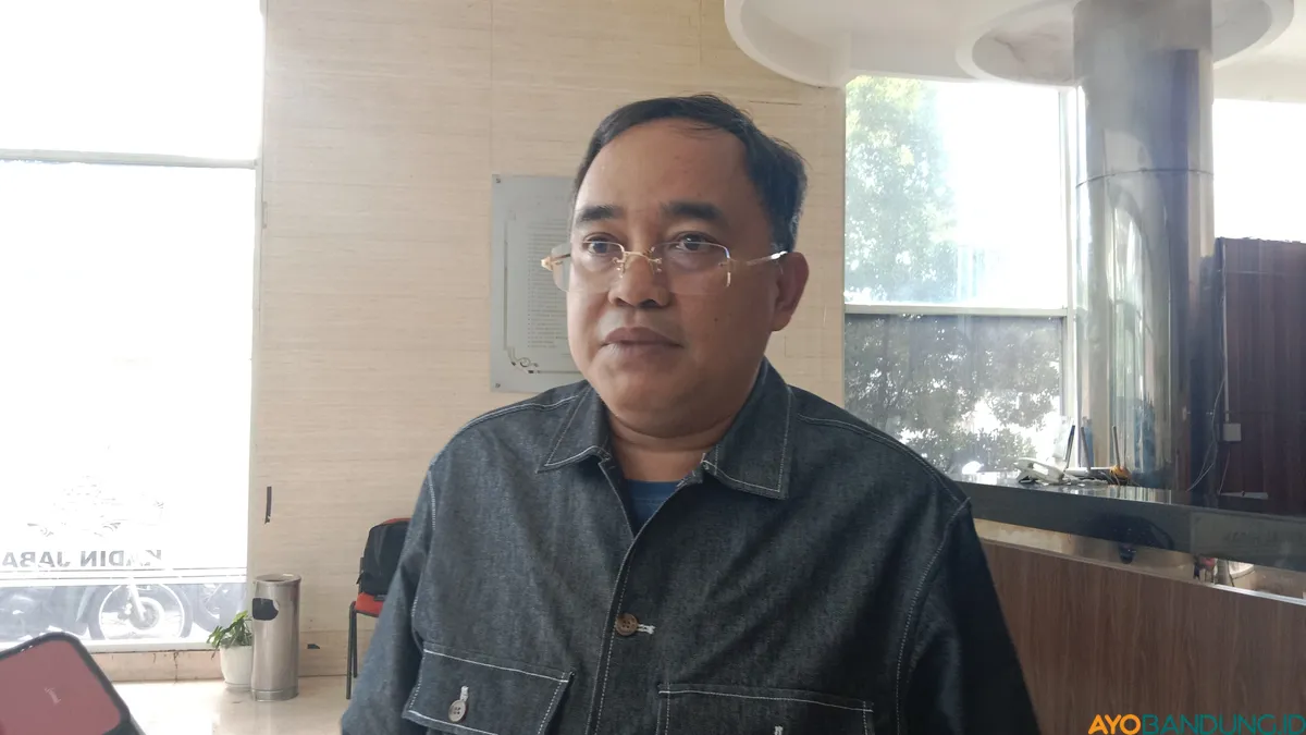 Pakar ekonomi Unpas Acuviarta Kartabi menilai pemerintah perlu mengembalikan kepercayaan investor untuk menjaga stabilitas ekonomi. (Sumber: ayobandung.id | Foto: Arif Budianto)