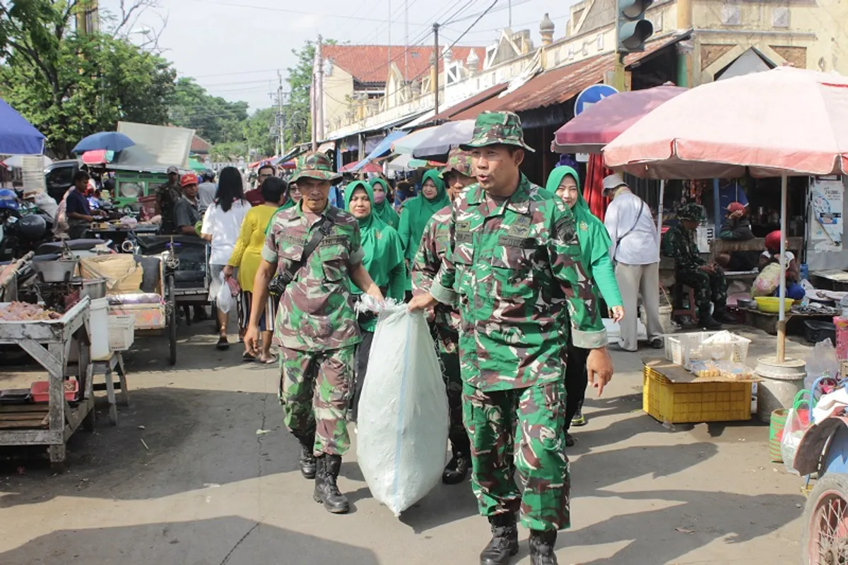 Kesatuan TNI melakukan kerja bakti membersihkan sampah di Pasar Induk Brebes (Foto: Kodim Brebes)