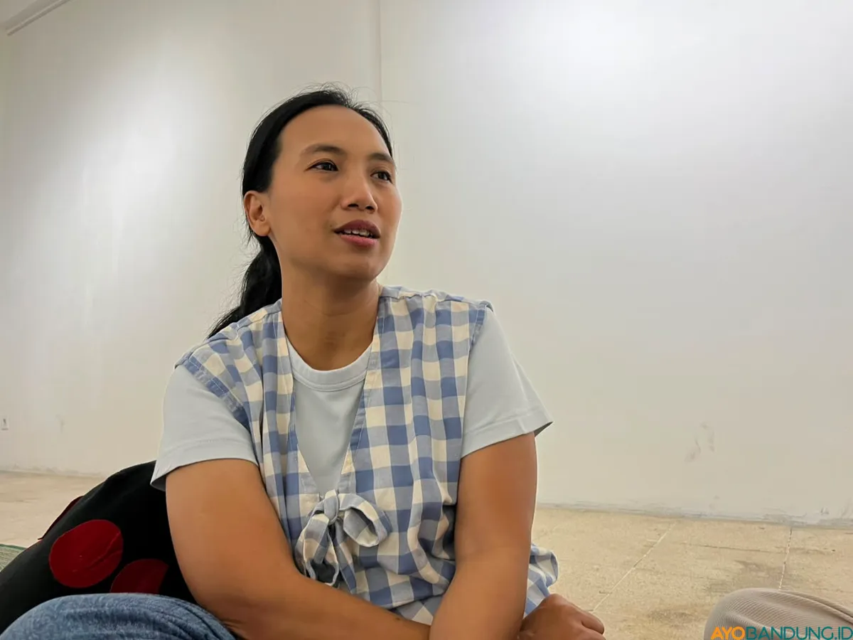 Catur Ratna Wulandari menilai perubahan gaya hidup sehari-hari dapat menjadi langkah awal untuk mengurangi dampak lingkungan dari industri fesyen. (Sumber: ayobandung.id | Foto: Ilham Maulana)
