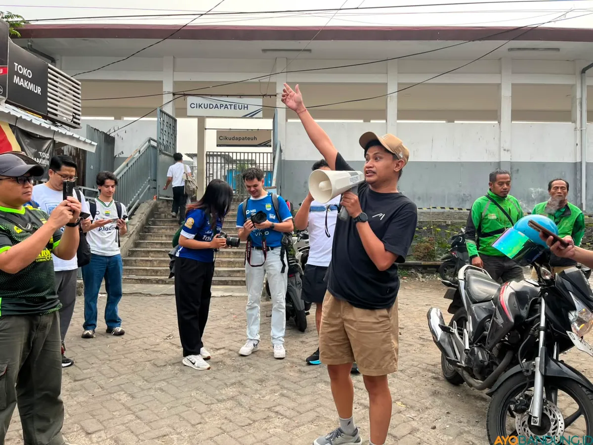 Anyun mengajak peserta menelusuri jejak sejarah Persib yang masih tersimpan di sudut-sudut kota disertai dengan cerita-cerita lucu. (Sumber: ayobandung.id | Foto: Ilham Maulana)