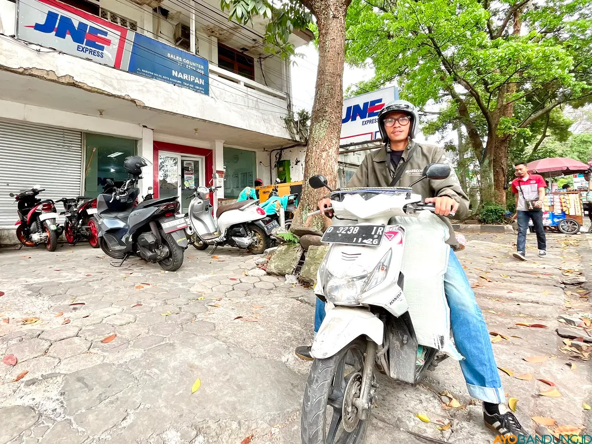 Hasan Al Nazhari, kurir JNE Bandung yang kembali bekerja mengantarkan ratusan paket pelanggan setiap hari setelah menjadi korban pembegalan di Astana Anyar. (Sumber: ayobandung.id | Foto: Arif Budianto)