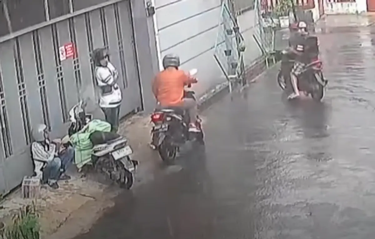 Rekaman CCTV yang memperlihatkan gerak-gerik mencurigakan komplotan begal di Astana Anyar sebelum akhirnya berhasil diringkus oleh pihak kepolisian.