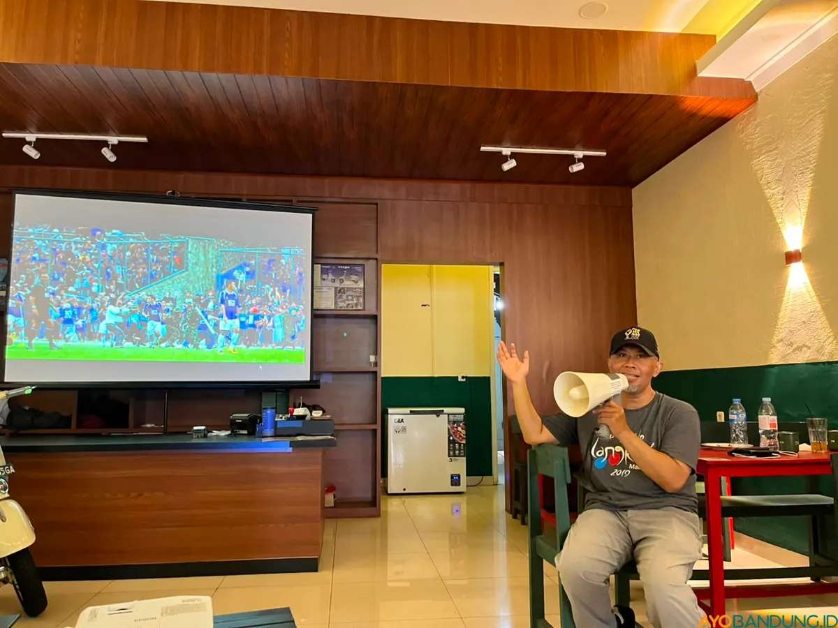Andri Gurnita menjelaskan bagaimana identitas bobotoh terbentuk seiring perkembangan Kota Bandung dari masa ke masa. (Sumber: ayobandung.id | Foto: Ilham Maulana)