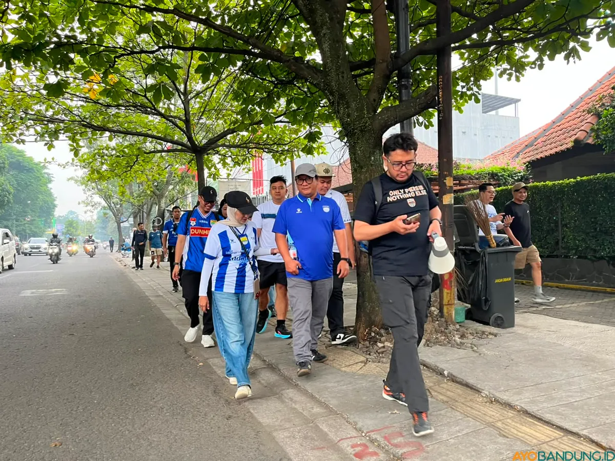 Perjalanan menyusuri titik-titik bersejarah menghadirkan kembali cerita yang selama ini tersembunyi di balik hiruk-pikuk kota. (Sumber: ayobandung.id | Foto: Ilham Maulana)