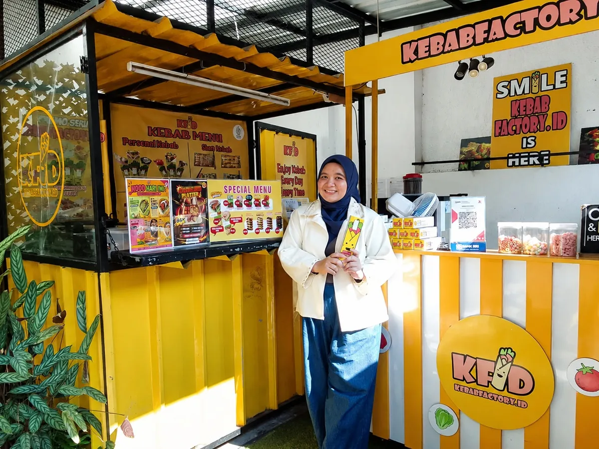 Widya Ratna Puspita, pemilik KebabFactory.id, di Jalan Kihiur 4, Cihapit, Kota Bandung, (5/6/2026). (Sumber: Ayobandung.id | Foto: Aris Abdulsalam)