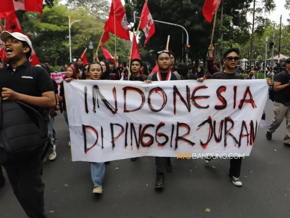 Mahasiswa dari berbagai perguruan tinggi di Bandung Raya menggelar aksi unjuk rasa di depan Gedung DPRD Jawa Barat, Kota Bandung, Senin 15 Juni 2026. (Sumber: Ayobandung.com | Foto: Irfan Al-Faritsi)