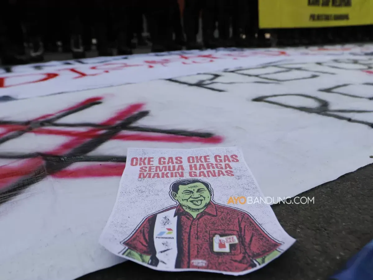 Mahasiswa dari berbagai perguruan tinggi di Bandung Raya menggelar aksi unjuk rasa di depan Gedung DPRD Jawa Barat, Kota Bandung, Senin 15 Juni 2026. (Sumber: Ayobandung.com | Foto: Irfan Al-Faritsi)