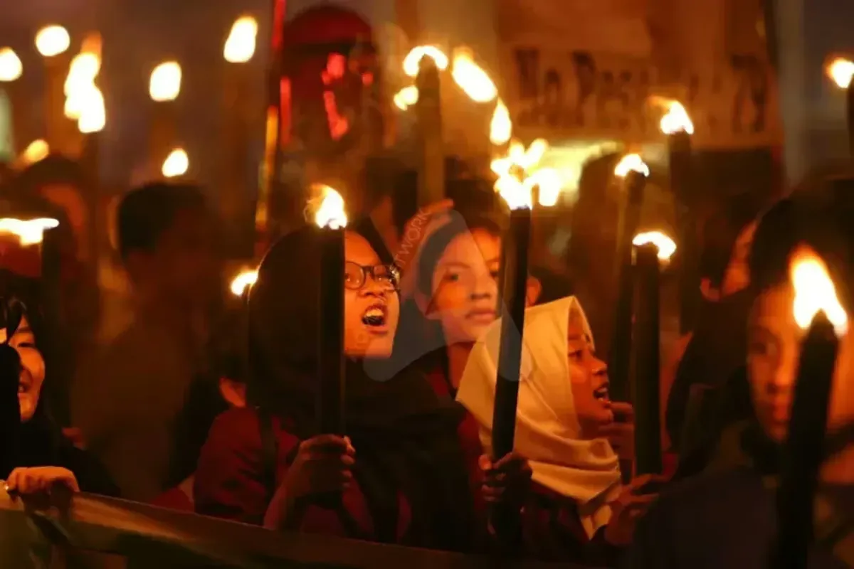 Peserta melakukan pawai obor pada peringatan Bandung Lautan Api 2019 saat melintas di Jalan Asia-Afrika, Kota Bandung, Sabtu (23/3/2019) (Sumber: Ayobandung.com | Foto: Irfan Al-Faritsi)
