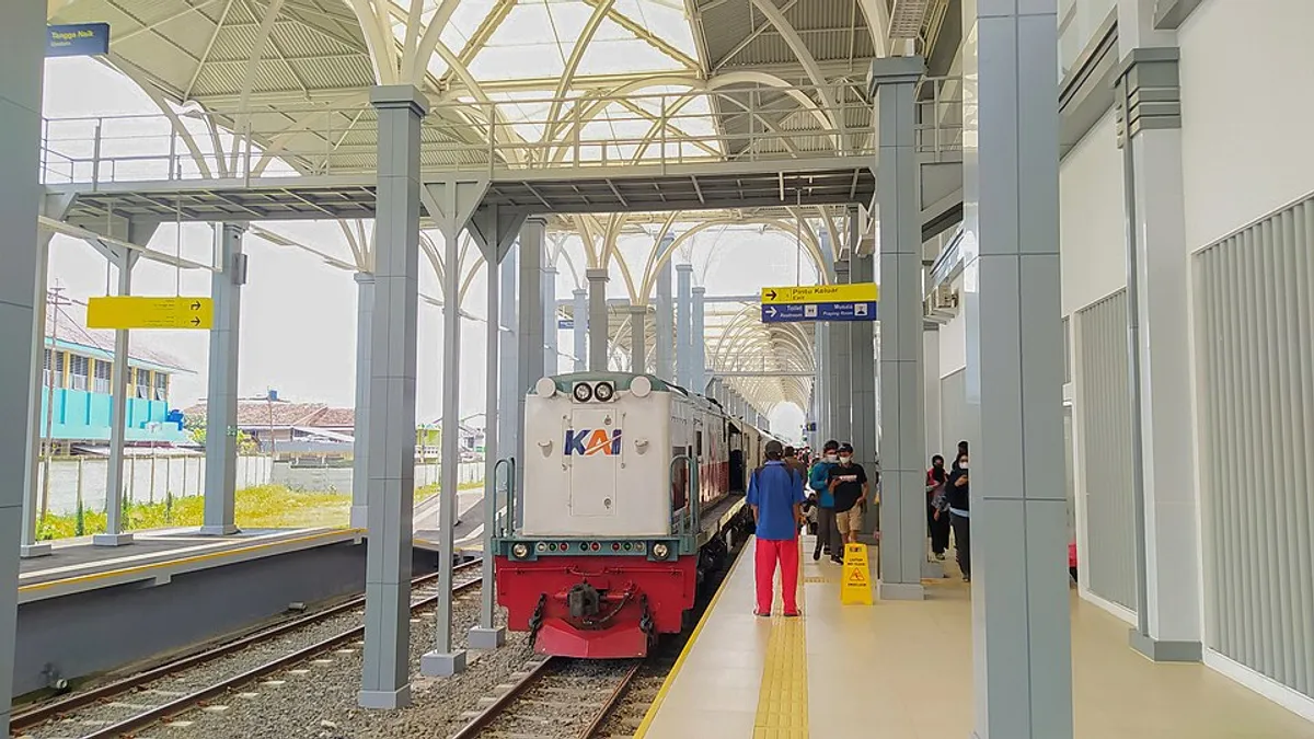 Penampakan kereta lokal Garut Cibatuan di peron Stasiun Garut setelah direaktivasi di tahun 2022 (Sumber: Wikimedia Commons (CC BY-SA 4.0) | Foto: NFarras)