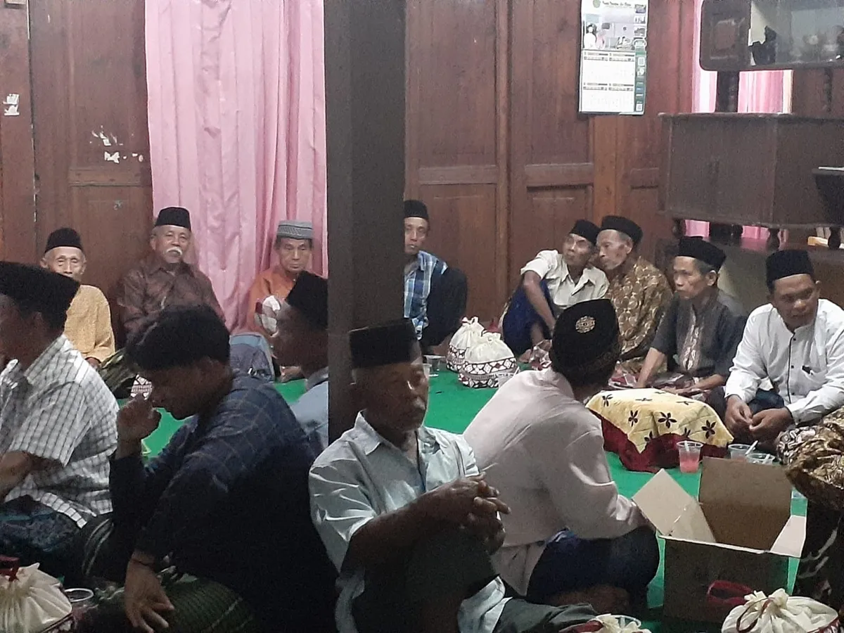 Acara selametan seribu hari wafatnya Ibu di ruang tengah rumah kenangan (Sumber: dokpri | Foto: Totok Siswantara)