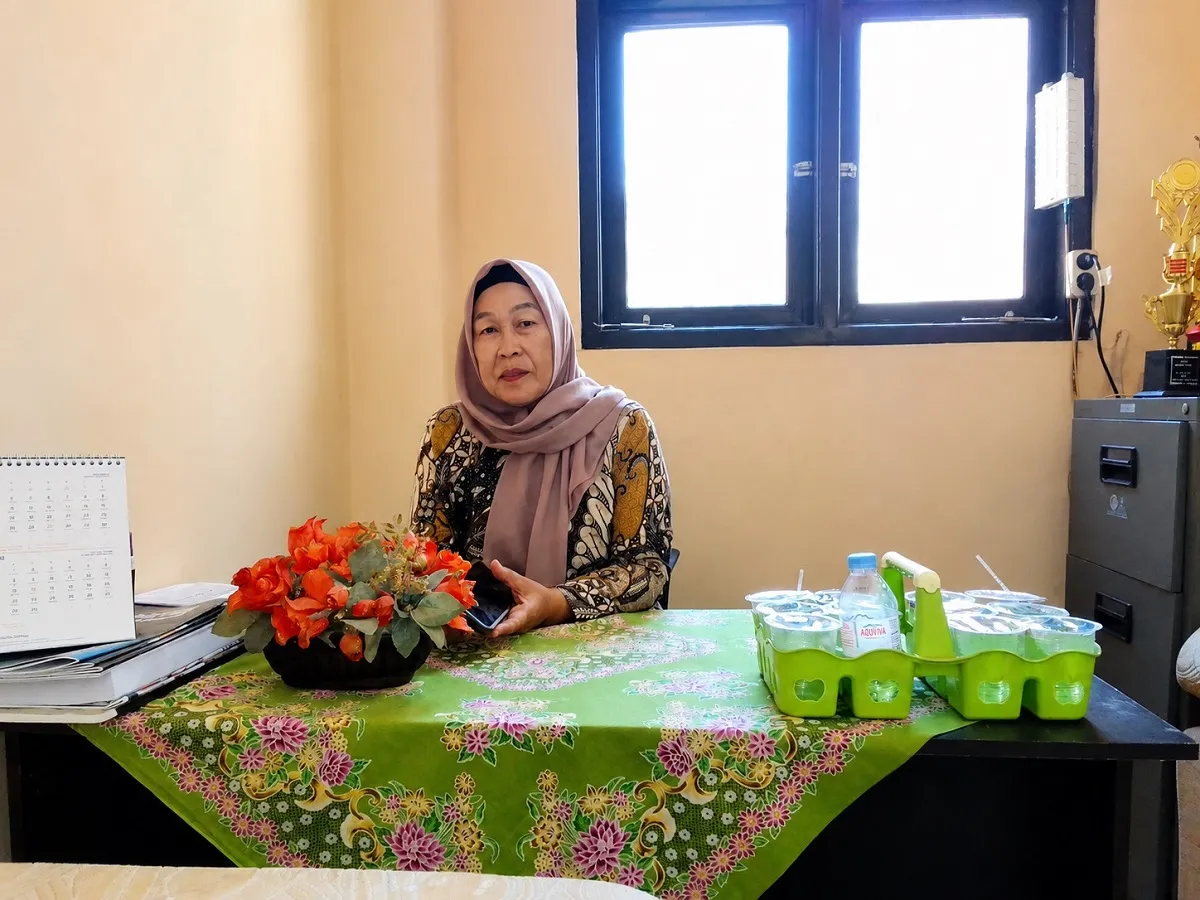 Daryumah, Kepala Desa Cisurat, Kecamatan Wado, Kabupaten Sumedang, (11/6/2026). (Sumber: Ayobandung.id | Foto: Aris Abdulsalam)