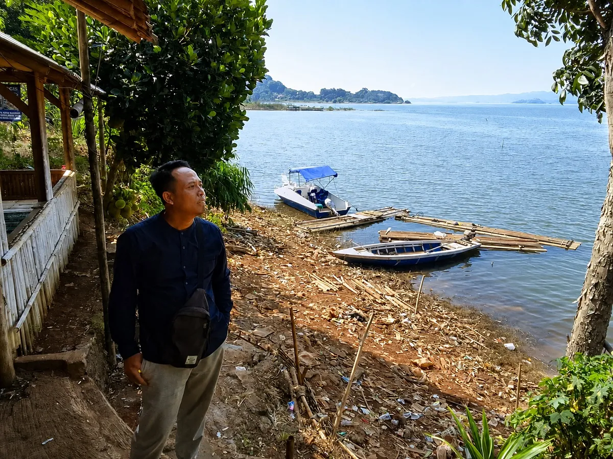Ilham Fadilah, Direktur BUMDes Cisurat, Kecamatan Wado, Kabupaten Sumedang, (11/6/2026). (Sumber: Ayobandung.id | Foto: Aris Abdulsalam)
