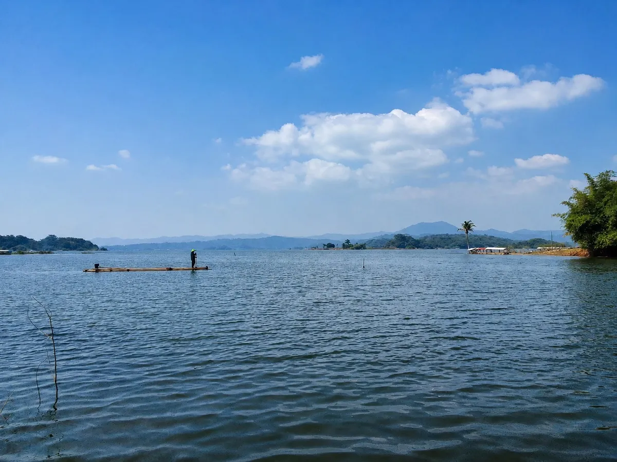 Nelayan di Waduk Jatigede, Desa Cisurat, Kecamatan Wado, Kabupaten Sumedang, (11/6/2026). (Sumber: Ayobandung,id | Foto: Aris Abdulsalam)