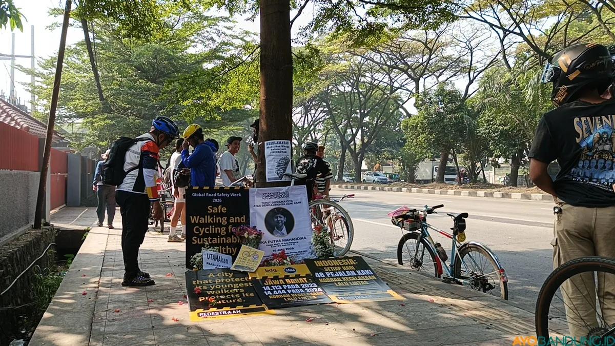 Sepeda berkelir putih dan taburan bunga di Jalan Soekarno-Hatta menjadi penanda duka sekaligus seruan agar keselamatan pesepeda mendapat perhatian lebih serius di Kota Bandung. (Sumber: ayobandung.id | Foto: Gilang Fathu Ramadhan)