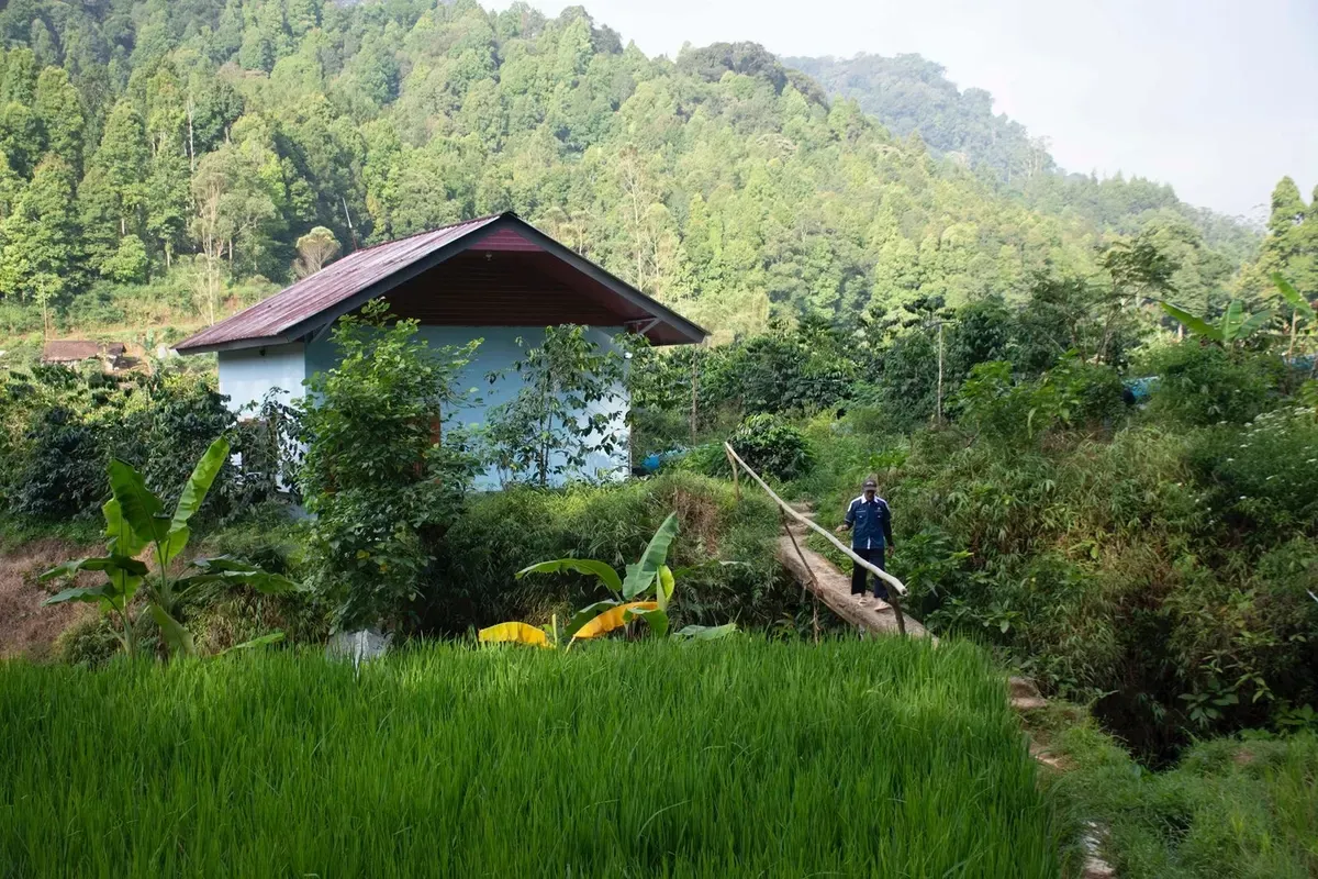 Berbekal kreativitas dan sumber daya yang ada, warga mulai membuat pembangkit sederhana menggunakan kincir air dari kayu. (Sumber: Ayobandung.com | Foto: Restu Nugraha)