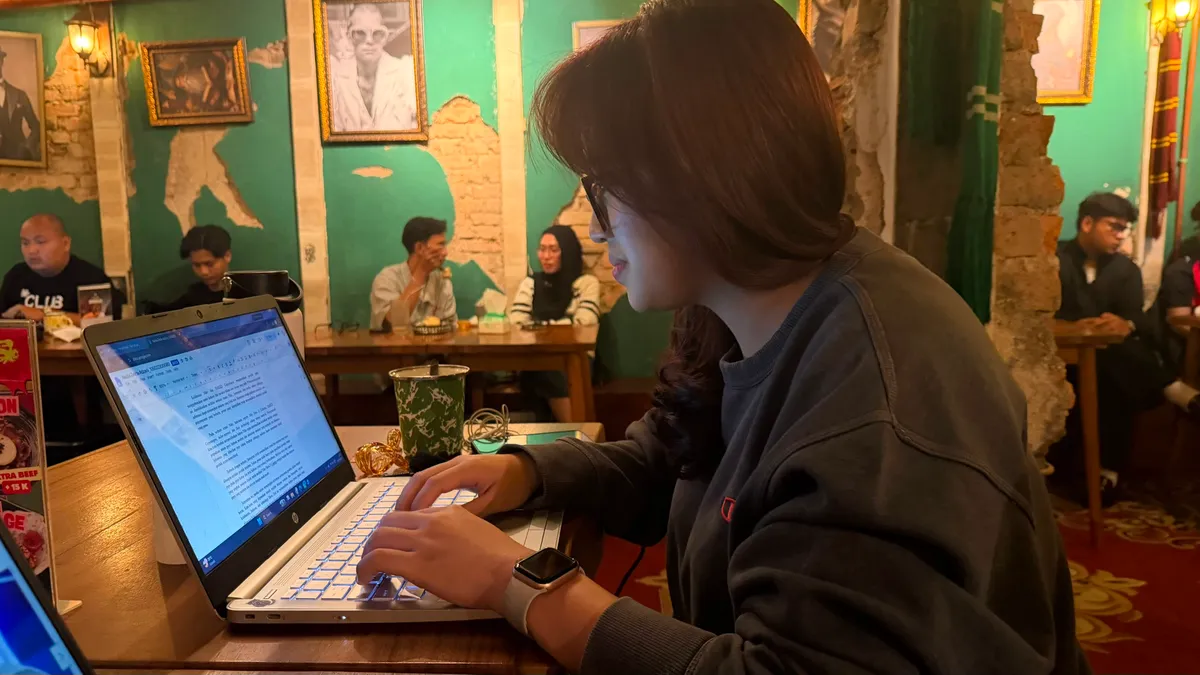 Penulis sedang menulis artikel.