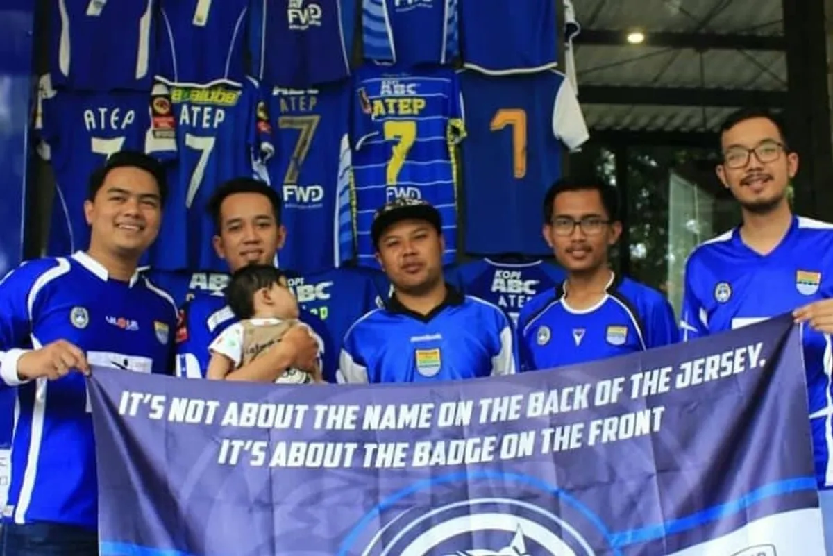 Dimas bersama rekan-rekan sesama kolektor dari komunitas Jersey Persib Collector, tahun 2019. (Sumber: Istimewa)