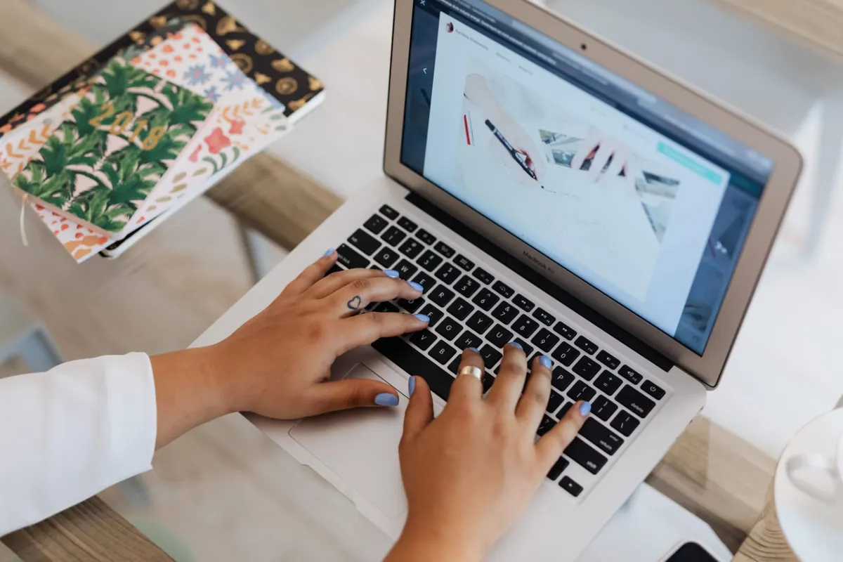 Aktivitas digital di era modern (Sumber: Pexels | Foto: Kaboompics)