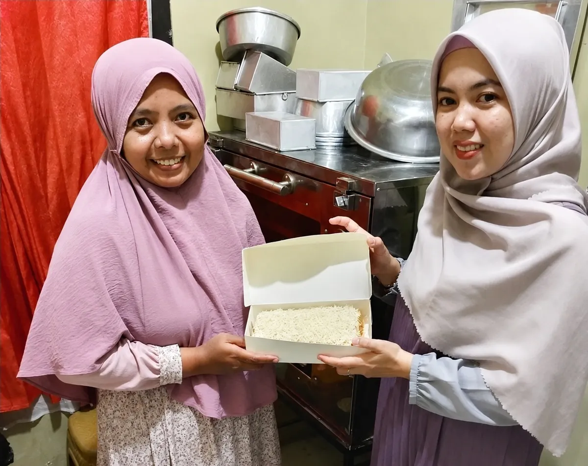 Rika Muflihah (kiri) pemilik Athiya Cake bersama petugas Sertifikasi Halal. (Sumber: Athiya Cake)