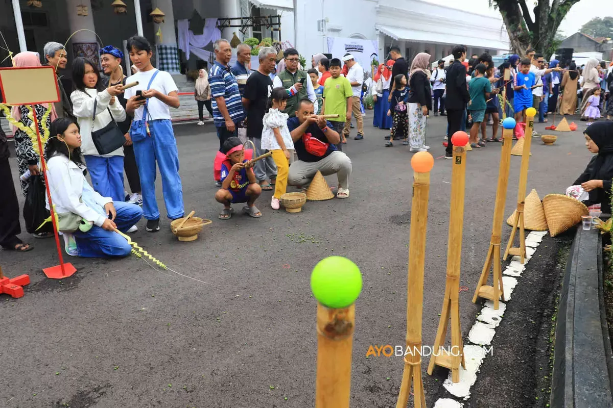 Bersuka ria dengan mainan tradisional di halaman Gedung Pakuan. (Sumber: Ayobandung.com | Foto: Irfan Al-Faritsi)