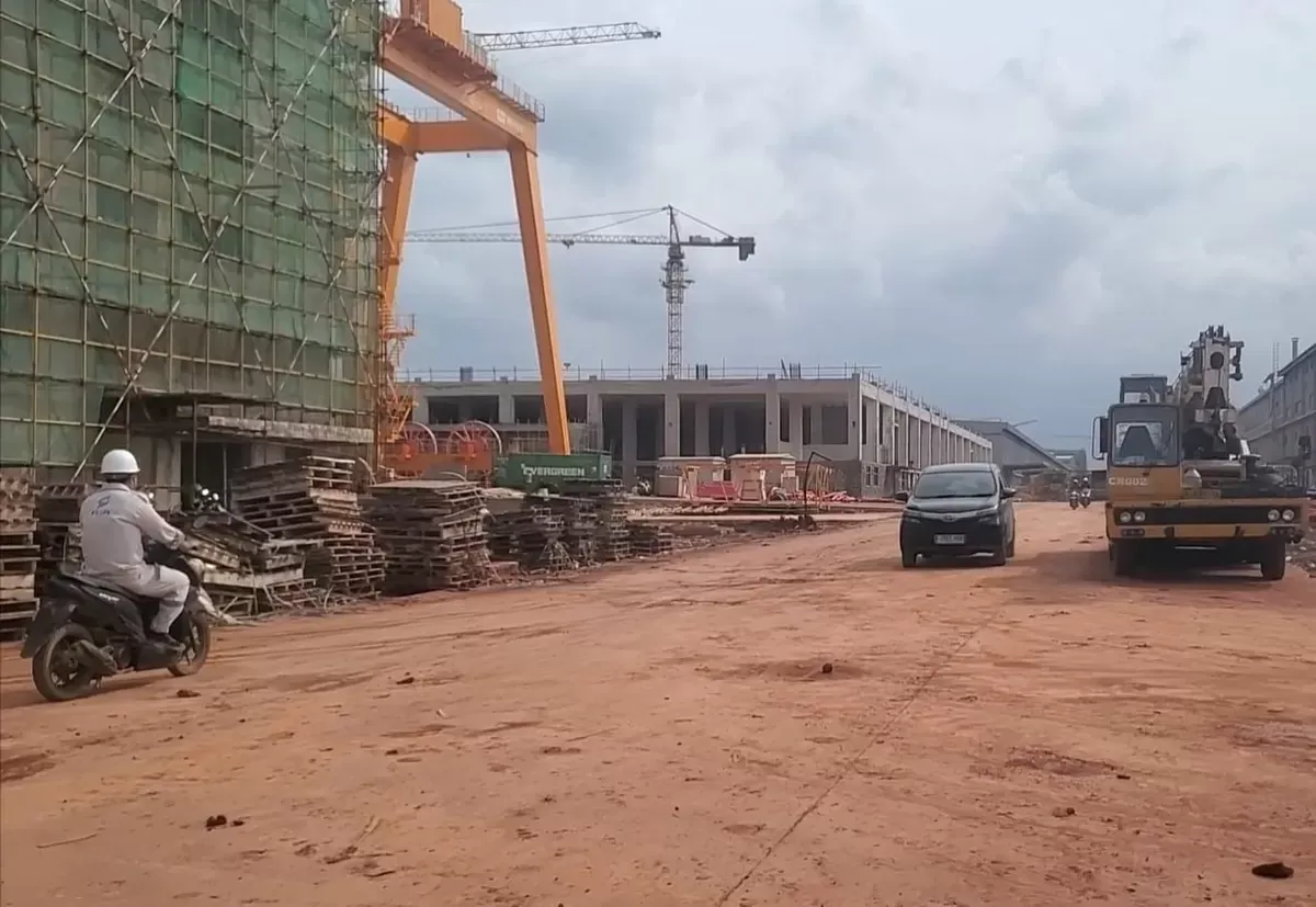 Ilustrasi pembangunan kawasan industri BYD di Subang yang melibatkan para pekerja lokal dan TKA dari Tiongkok. (Sumber: AyoKarawang | Foto: Arigi)