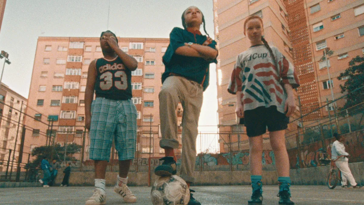 (Sumber: https://news.adidas.com/world-cup-2026/adidas-presents-backyard-legends-with-icons-from-football--music--and-film-coming-together-to-celebr/s/0a1745f6-5a88-473b-93f7-8ce53a52d4dd)