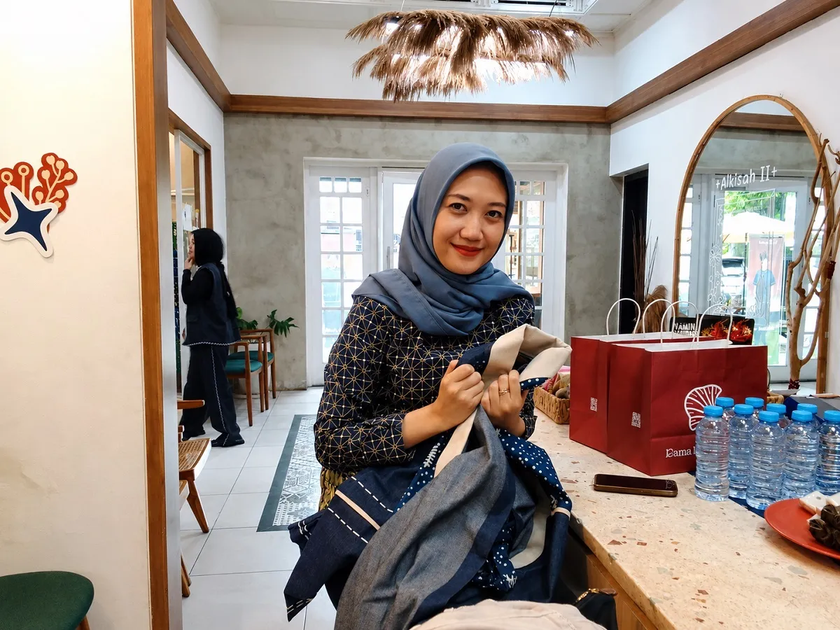 Siska Putri, salah satu pelanggan setia Dama Kara, di Jalan Gandapura, Kota Bandung, (23/6/2026). (Sumber: Ayobandung.id | Foto: Aris Abdulsalam)