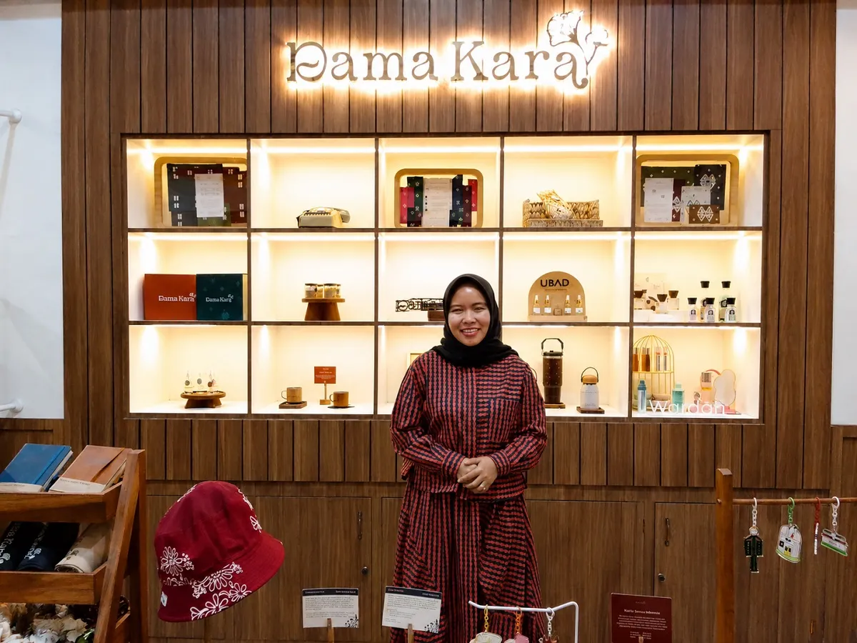 Nurdini Prihastiti, founder Dama Kara, di Jalan Gandapura, Kota Bandung, (23/6/2026). (Sumber: Ayobandung.id | Foto: Aris Abdulsalam)