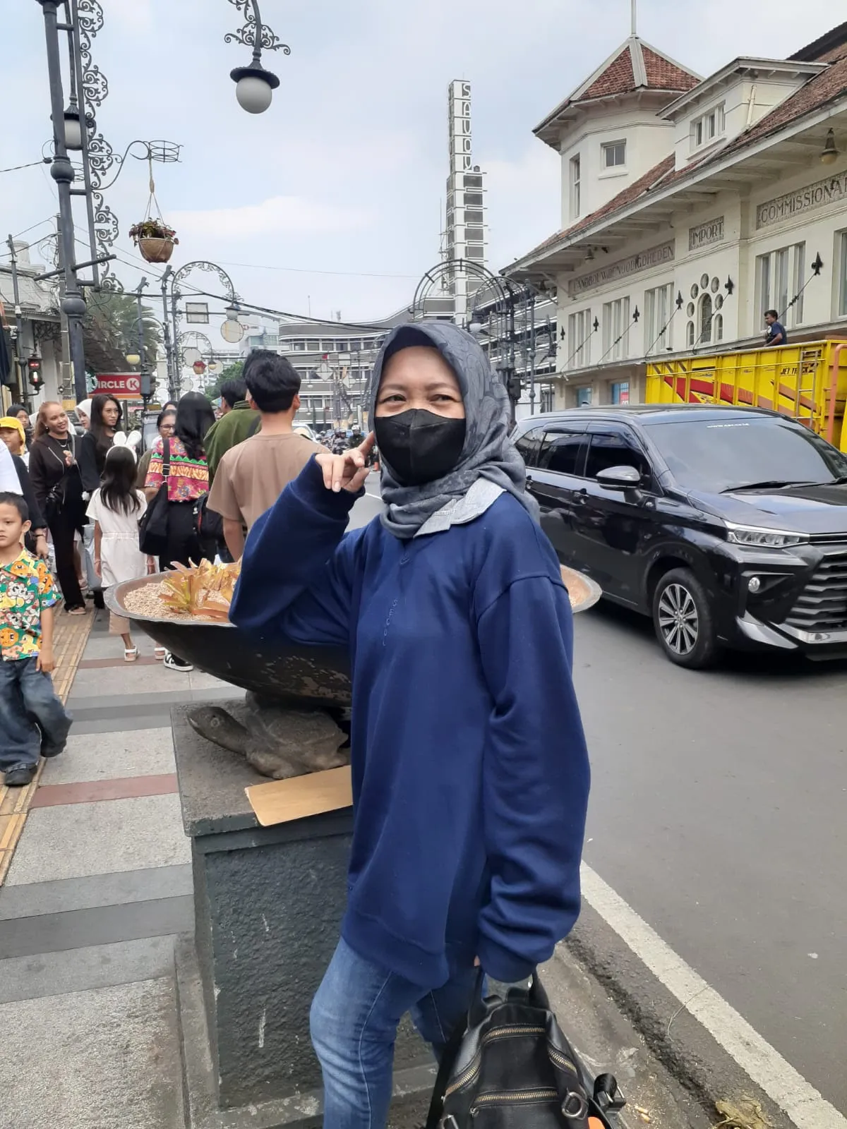 Wisata jalan kaki di lintas jalan Asia Afrika kota Bandung (Sumber: dokpri | Foto: Sri Maryati)