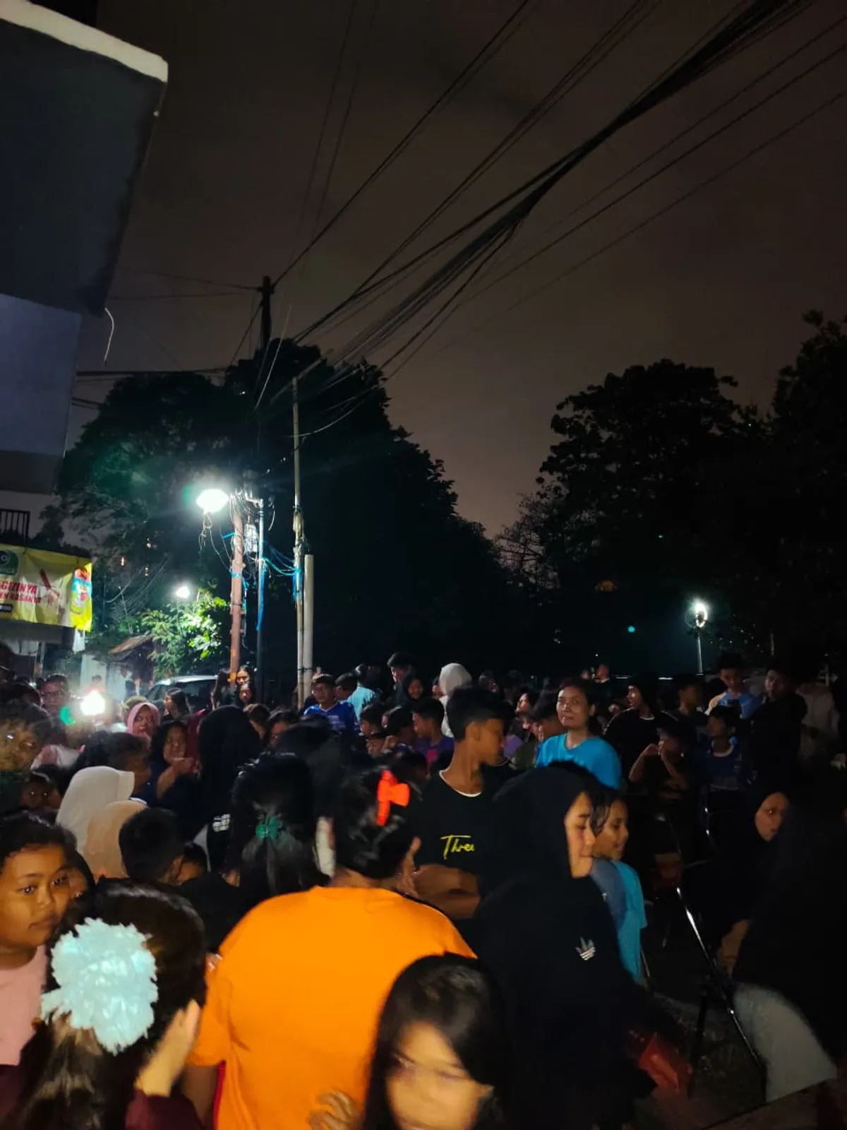 Antusiasme warga Kelurahan Maleer, Kecamatan Batununggal, Kota Bandung menjajal wahana gang hantu, Sabtu (27/6). (Foto: Indra)
