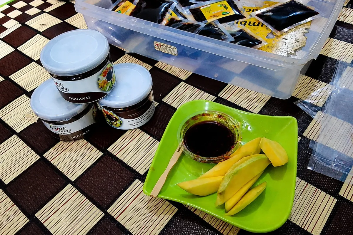 Bumbu Rujak Ambu dengan beragam varian produk dan kemasan, (25/6/2026). (Sumber: Ayobandung.id | Foto: Aris Abdulsalam)