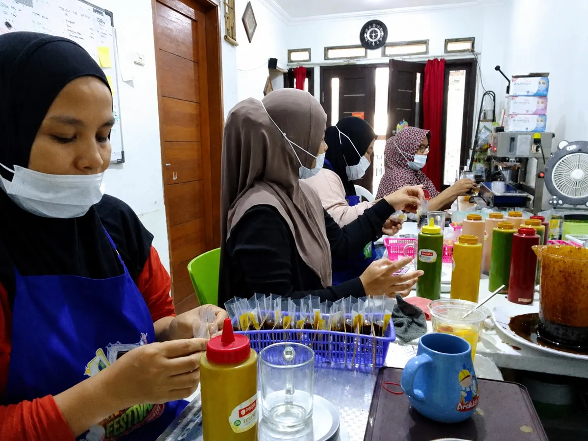 Para pegawai Bumbu Rujak Ambu, di Linggawastu Dalam, Tamansari, Kec. Bandung Wetan, Kota Bandung, (25/6/2026). (Sumber: Ayobandung.id | Foto: Aris Abdulsalam)