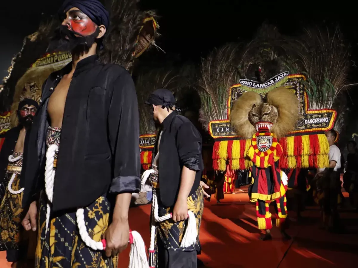 Acara Kirab Budaya Milangkala Tatar Sunda di Jalan Diponegoro, Kota Bandung, Sabtu 16 Mei 2026. (Sumber: Ayobandung.id | Foto: Irfan Al-Faritsi)