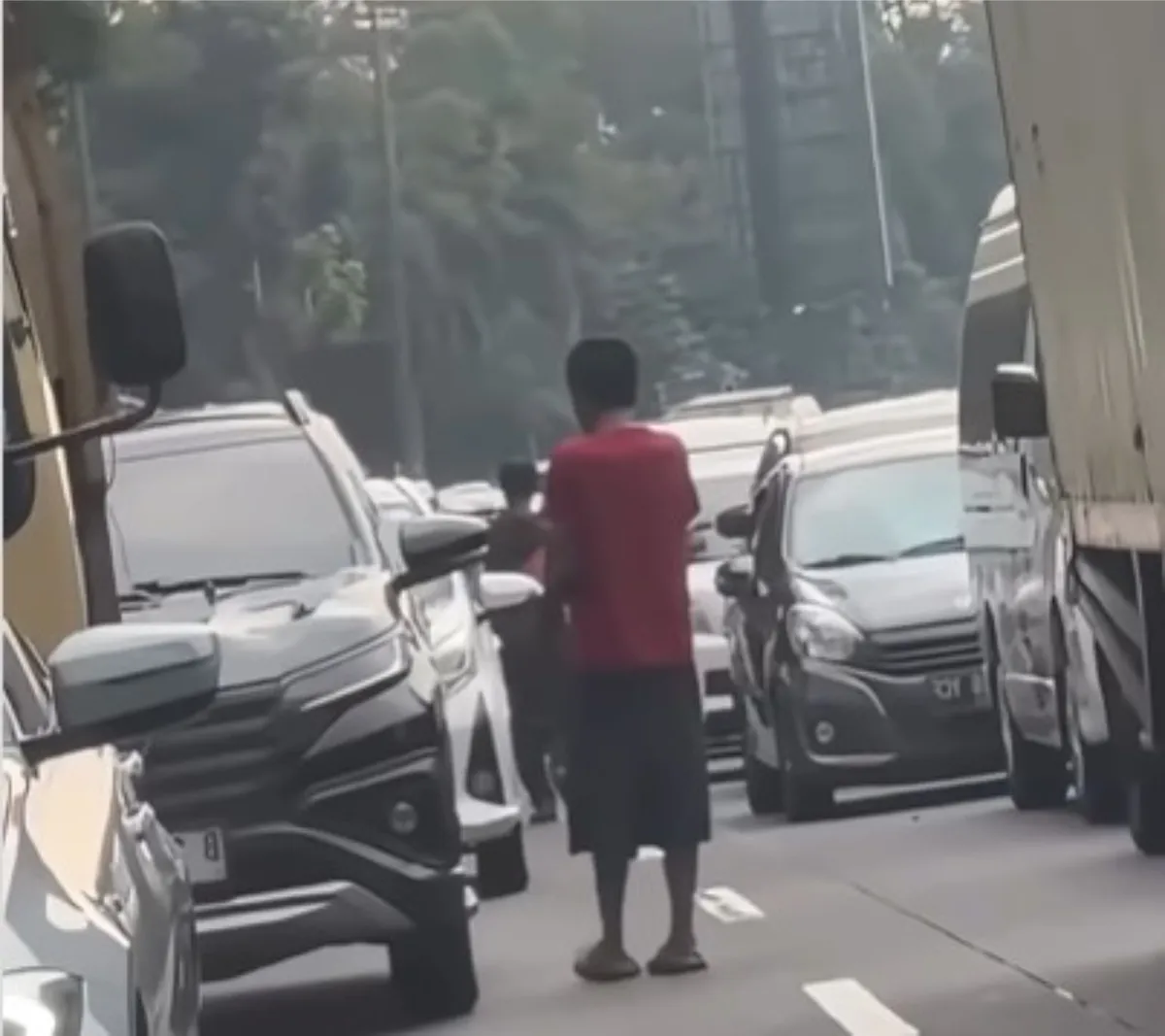 Insiden pemukulan mobil oleh seorang pengamen berbaju merah di simpang keluar Tol Pasteur, Kota Bandung, pada Jumat (26/6/2026) sore. (Sumber: Instagram/@putrie___mh)