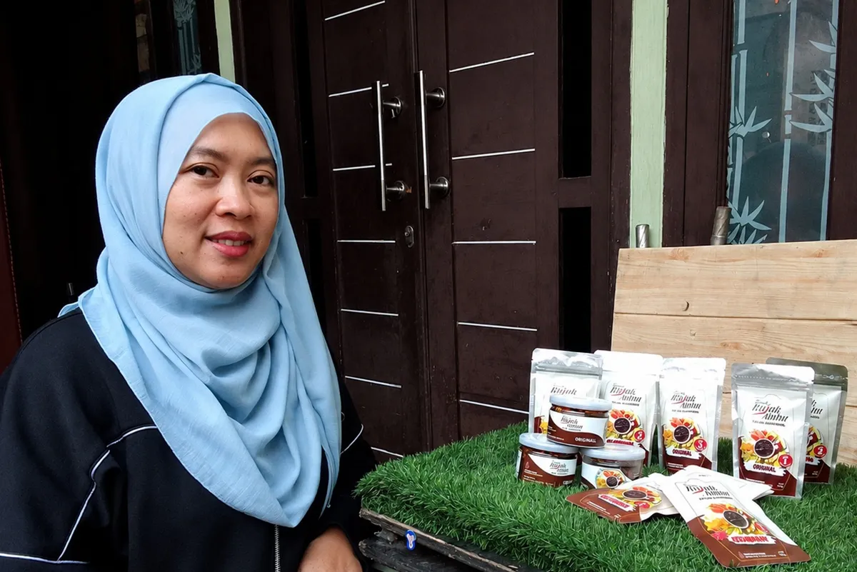 Siti Jamilah, pemilik Bumbu Rujak Ambu, di Linggawastu Dalam, Tamansari, Kec. Bandung Wetan, Kota Bandung, (25/6/2026). (Sumber: Ayobandung.id | Foto: Aris Abdulsalam)