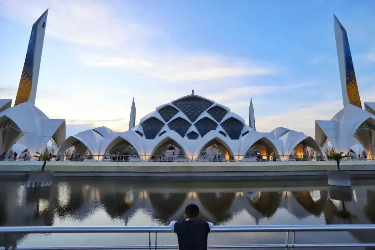 Warga menunggu waktu berbuka puasa (ngabuburit) di Masjid Raya Al Jabbar, Gedebage, Kota Bandung, Kamis 6 Maret 2025. (Sumber: ayobandung.id | Foto: Irfan Al-Faritsi)