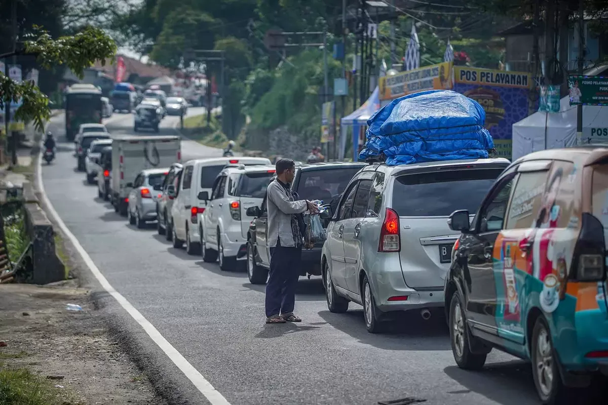 Sejumlah kendaraan pemudik memadati Jalan Raya Nagreg, Cikaledong, Kabupaten Bandung pada Jumat, 28 Maret 2025. (Sumber: Ayobandung.id | Foto: Kavin Faza)
