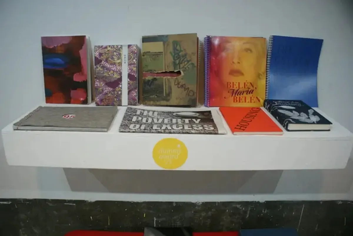 Buku-buku foto yang dipamerkan dalam acara Pentas Buku Foto 2026 di Raws Syndicate, Pasar Antik Cikapundung, Bandung. (Sumber: Dokumentasi Penulis)