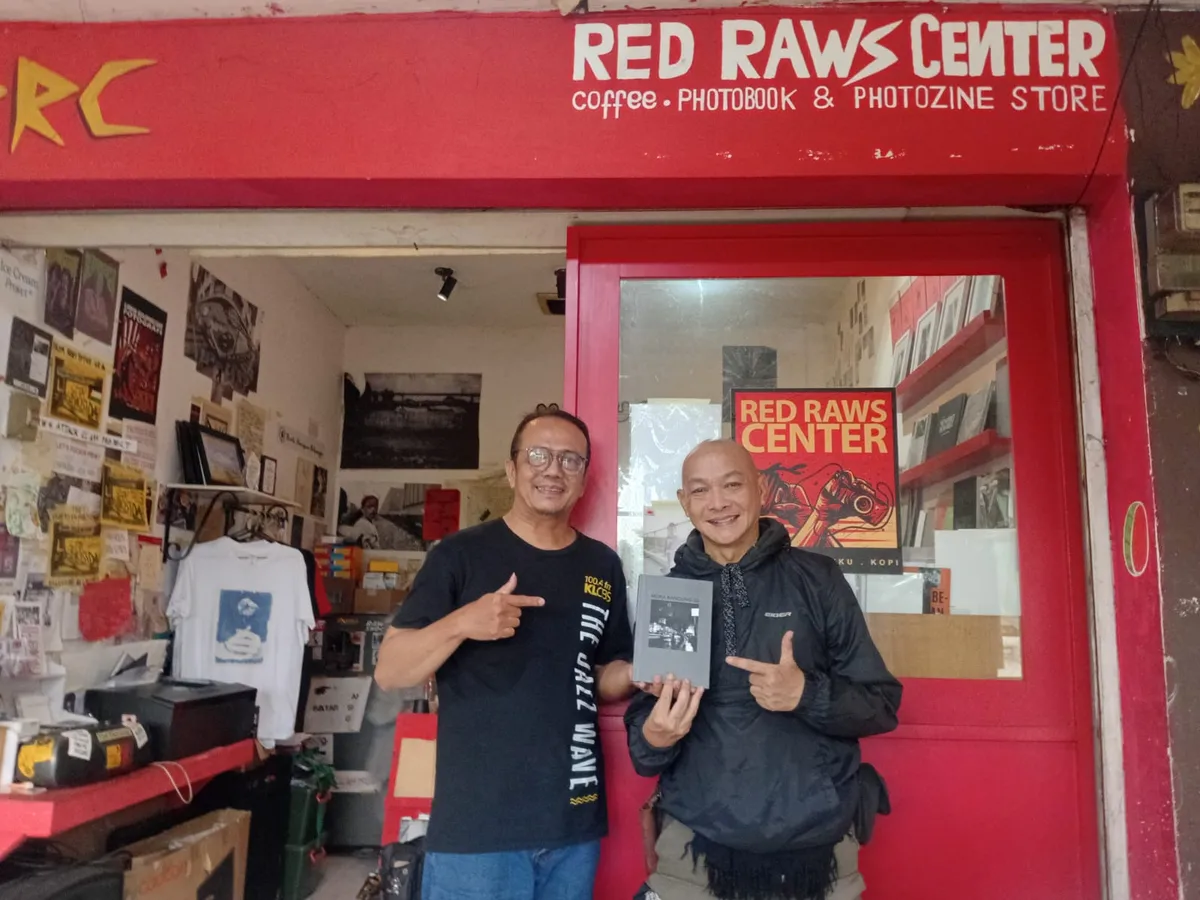 Penulis bersama Krisna Encis Satmoko dengan buku fotonya berjudul Muka Bandung 02 yang turut dipamerkan dan didiskusikan dalam Pentas Buku Foto 2026. (Sumber: Dokumentasi Penulis)