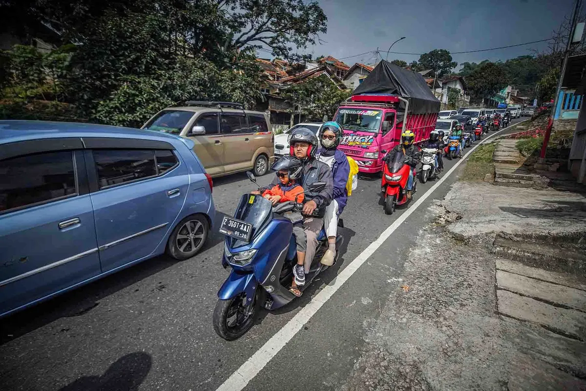 Sejumlah kendaraan pemudik memadati Jalan Raya Nagreg, Cikaledong, Kabupaten Bandung pada Jumat, 28 Maret 2025. (Sumber: Ayobandung.id | Foto: Kavin Faza)